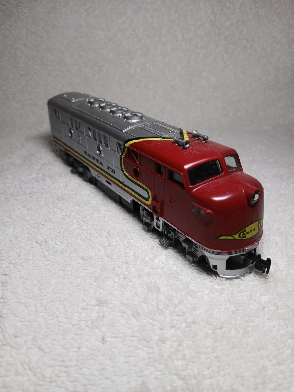 Santa Fe Red & Silver Toy Train Locomotive - Classic Rail Engine.